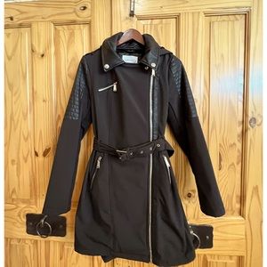 BCBG coat sz M silver hardware lined W/ removable hood w/Faux leather,